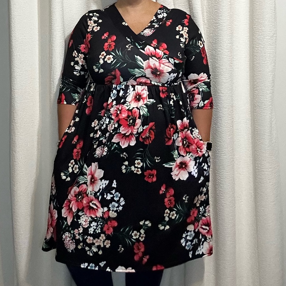 XL Flower dress with pockets! Never worn. Comes just below knees